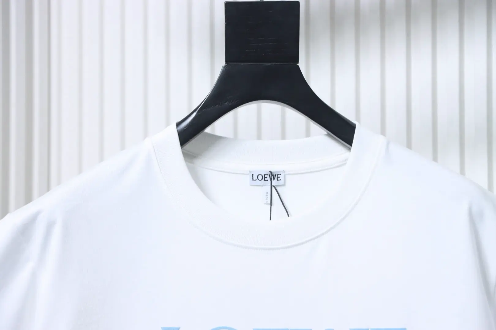 Kurzarm-T-Shirt mit unregelmäßigem, farblich abgesetztem Logo-Schaumdruck – Bild 5