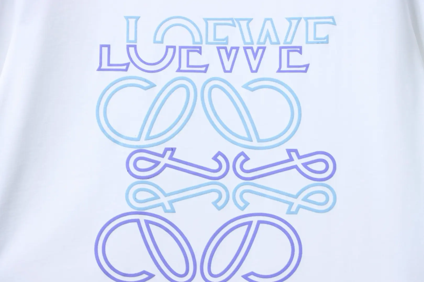 Kurzarm-T-Shirt mit unregelmäßigem, farblich abgesetztem Logo-Schaumdruck – Bild 7