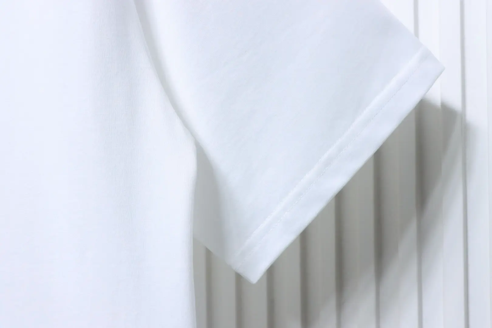 Kurzarm-T-Shirt mit unregelmäßigem, farblich abgesetztem Logo-Schaumdruck – Bild 8