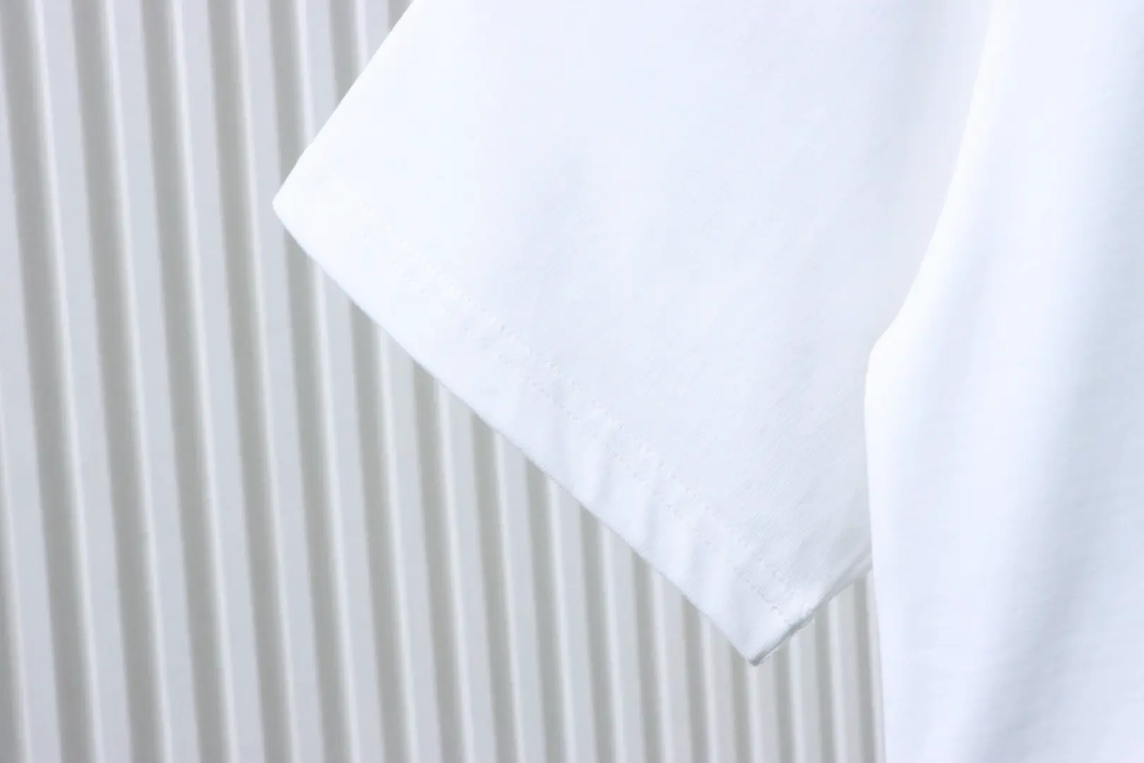 Kurzarm-T-Shirt mit unregelmäßigem, farblich abgesetztem Logo-Schaumdruck – Bild 9