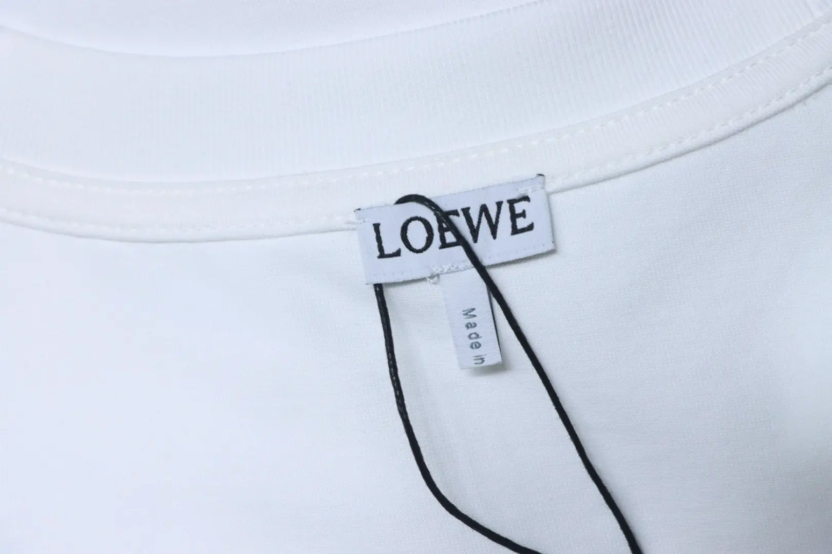 Kurzarm-T-Shirt mit unregelmäßigem, farblich abgesetztem Logo-Schaumdruck – Bild 10