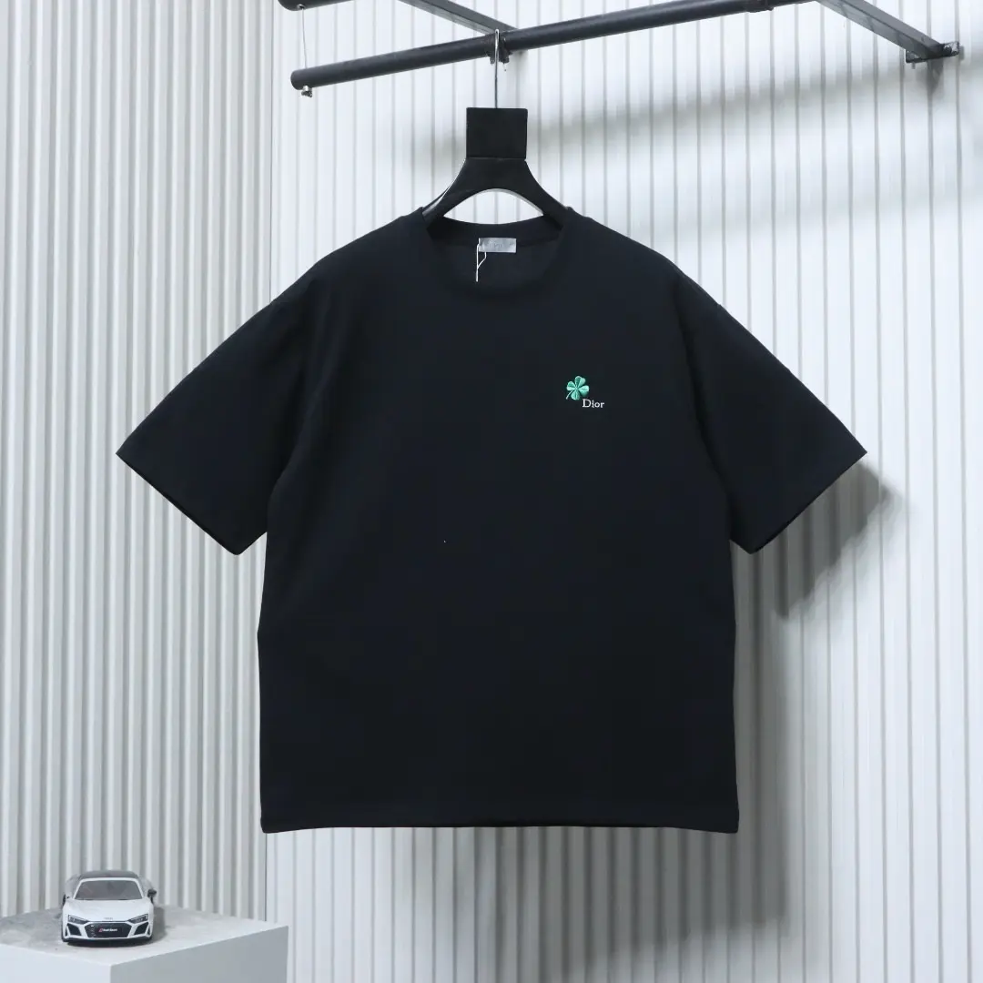 Kurzarm-T-Shirt mit vierblättrigem Kleeblatt-Stickerei