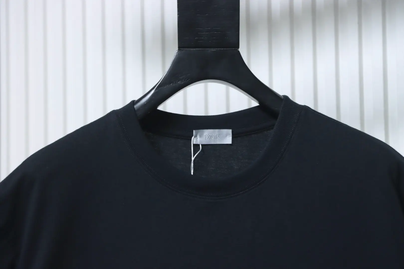 Kurzarm-T-Shirt mit vierblättrigem Kleeblatt-Stickerei – Bild 3