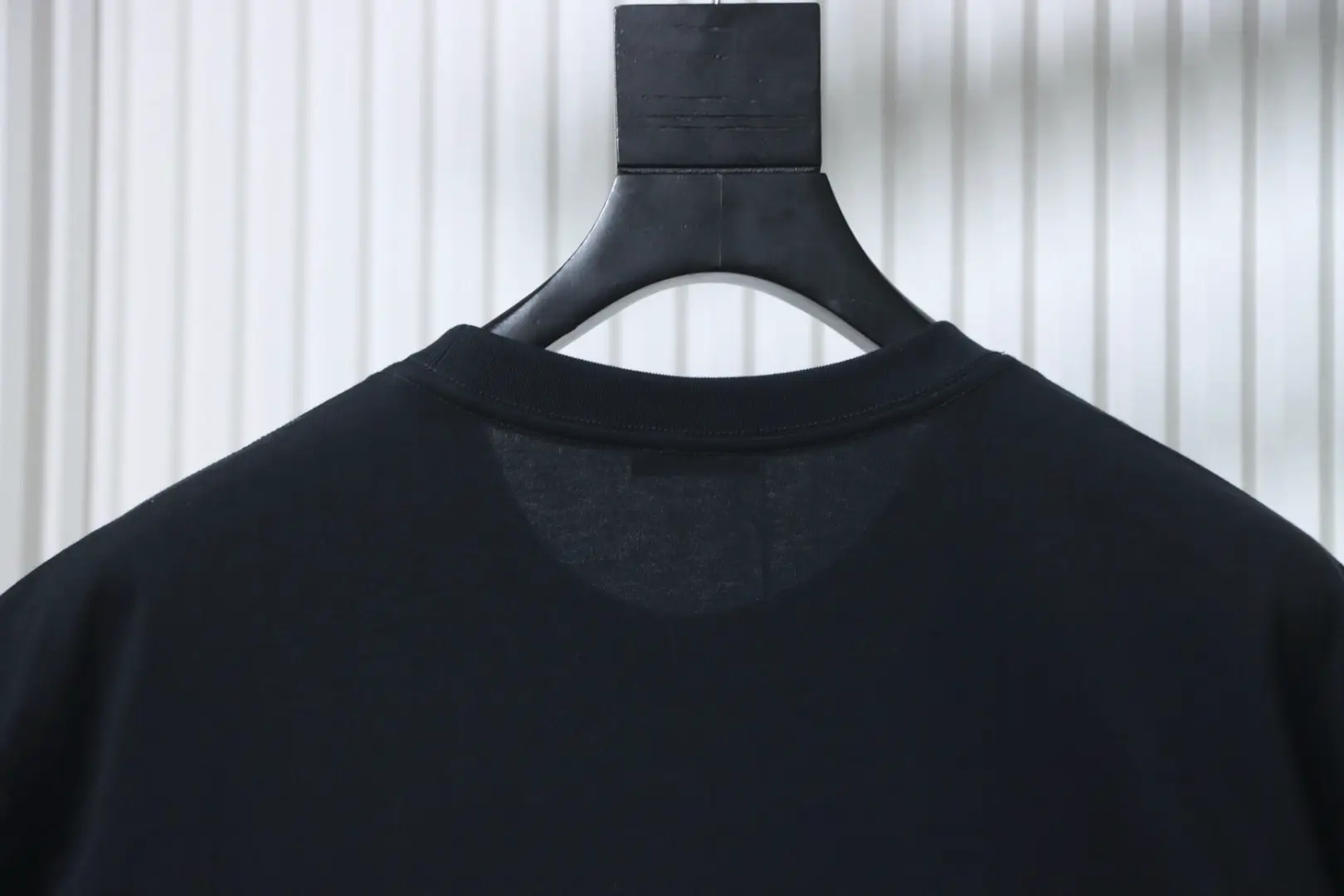 Kurzarm-T-Shirt mit vierblättrigem Kleeblatt-Stickerei – Bild 4