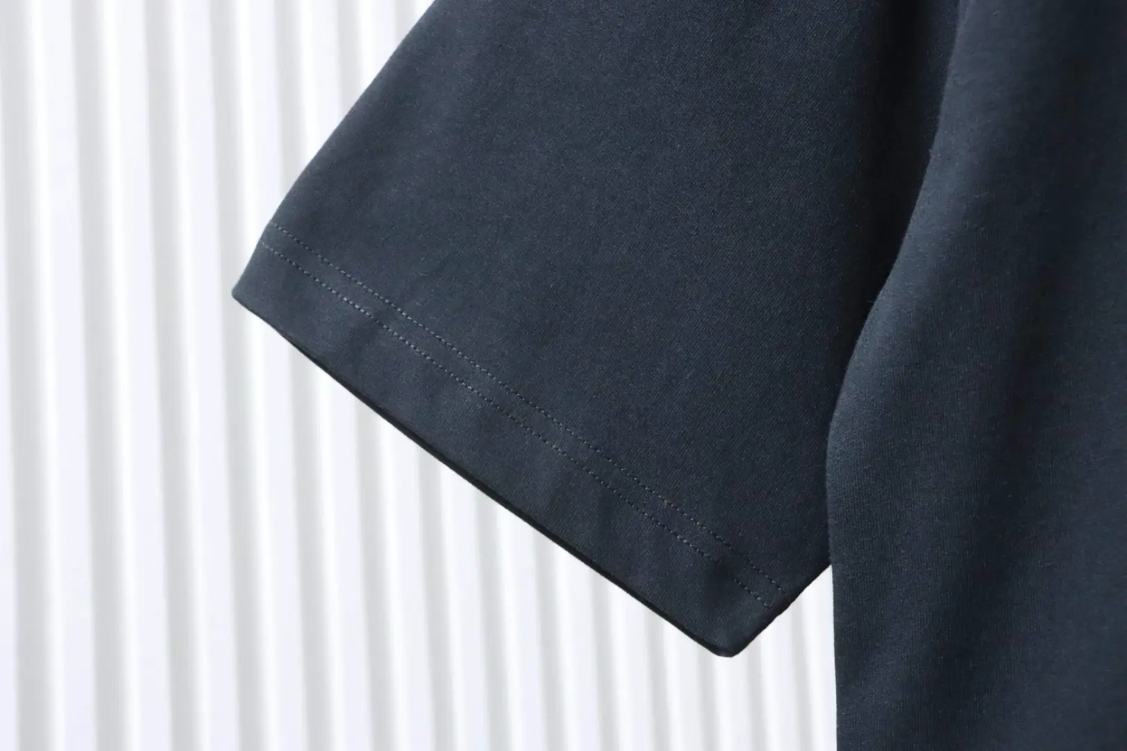 Kurzarm-T-Shirt mit vierblättrigem Kleeblatt-Stickerei – Bild 7