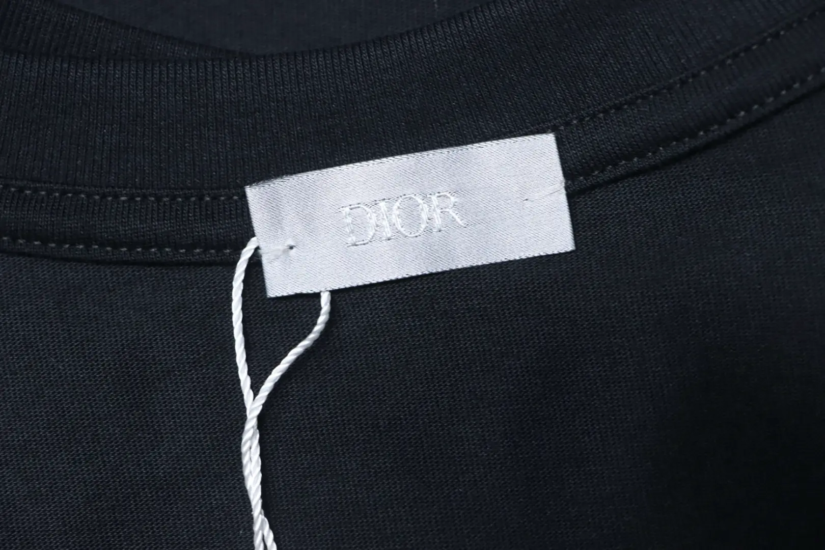 Kurzarm-T-Shirt mit vierblättrigem Kleeblatt-Stickerei – Bild 8