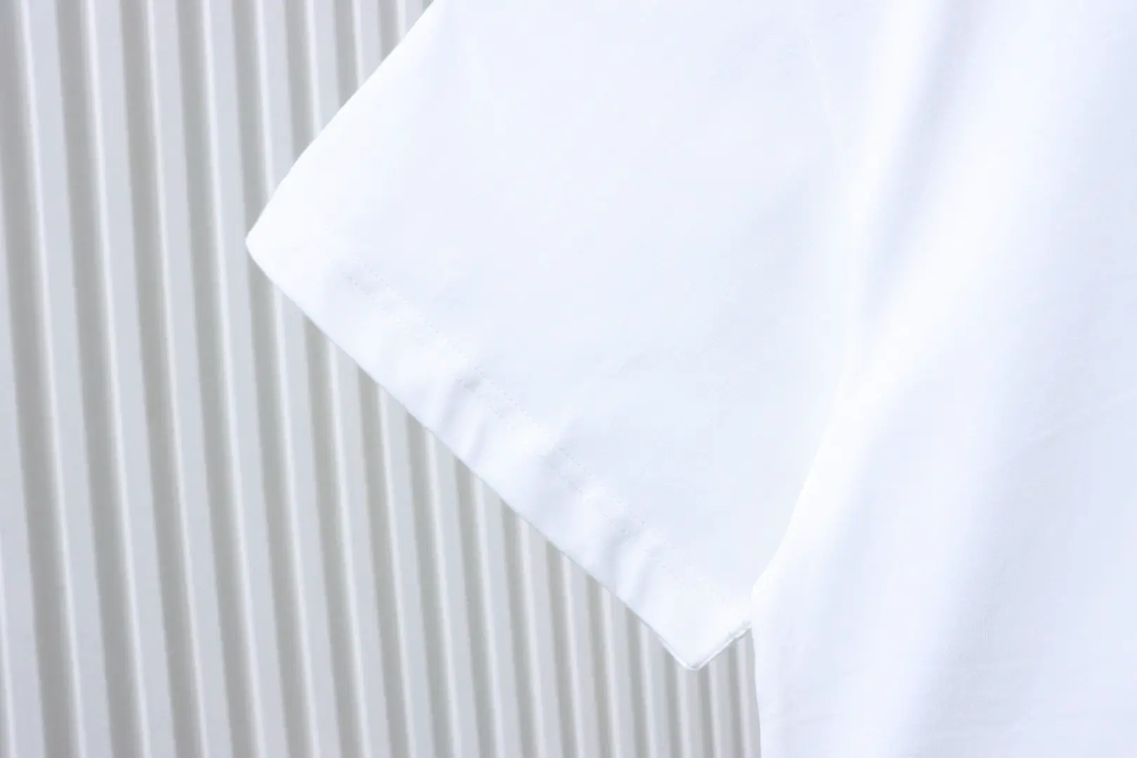 Kurzarm-Top mit Kartenprint auf dem Rücken – Bild 8