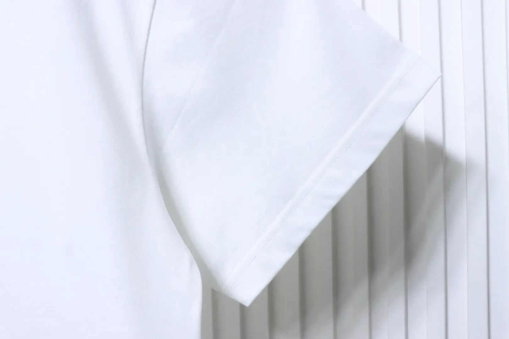 Kurzarm-Top mit Kartenprint auf dem Rücken – Bild 7