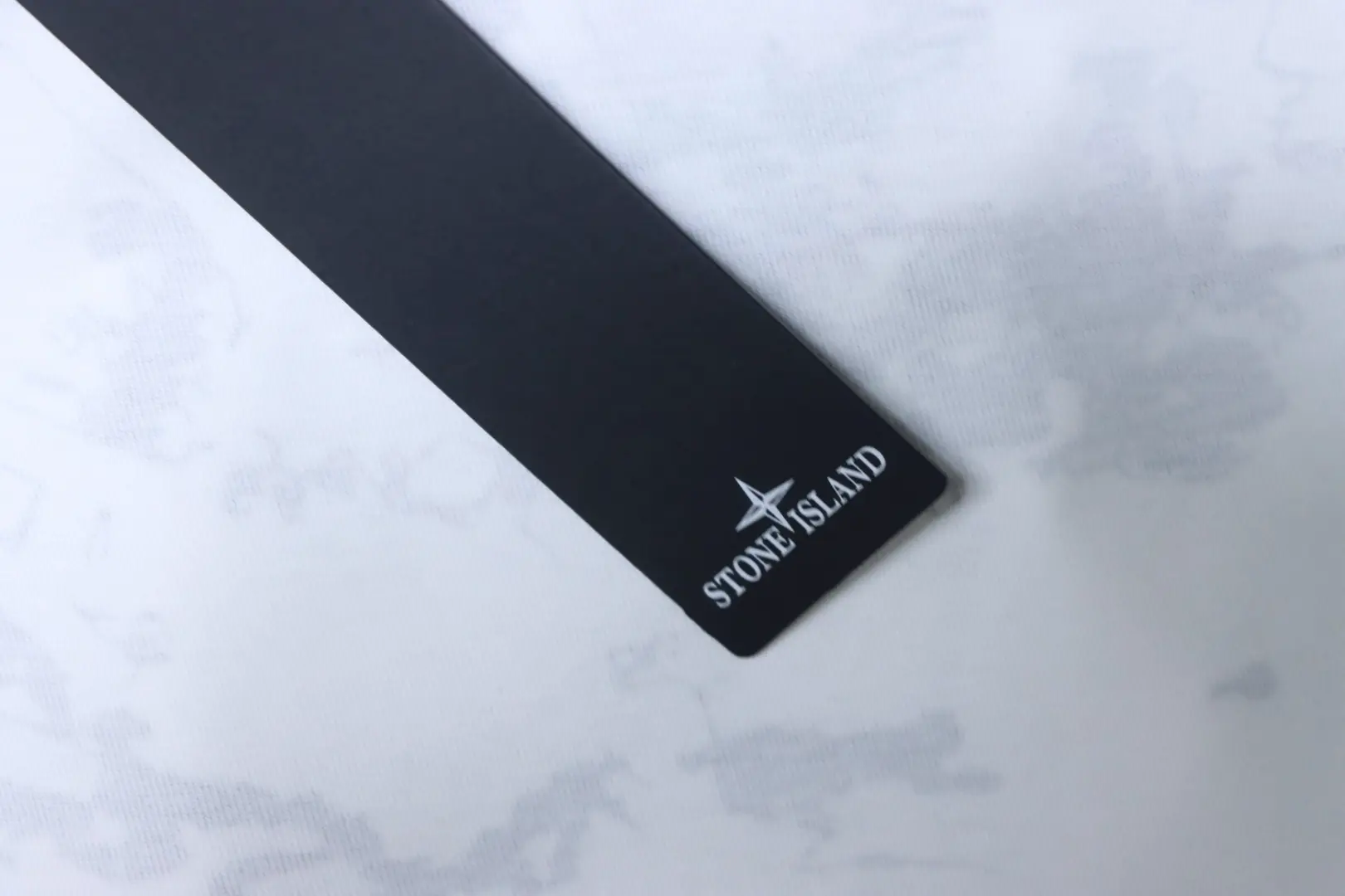 Kurzarm-Top mit Kartenprint auf dem Rücken – Bild 10