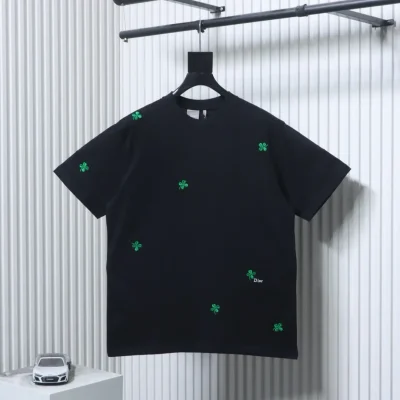 Kurzarmhemd mit vierblättriger Kleeblattstickerei in voller Länge