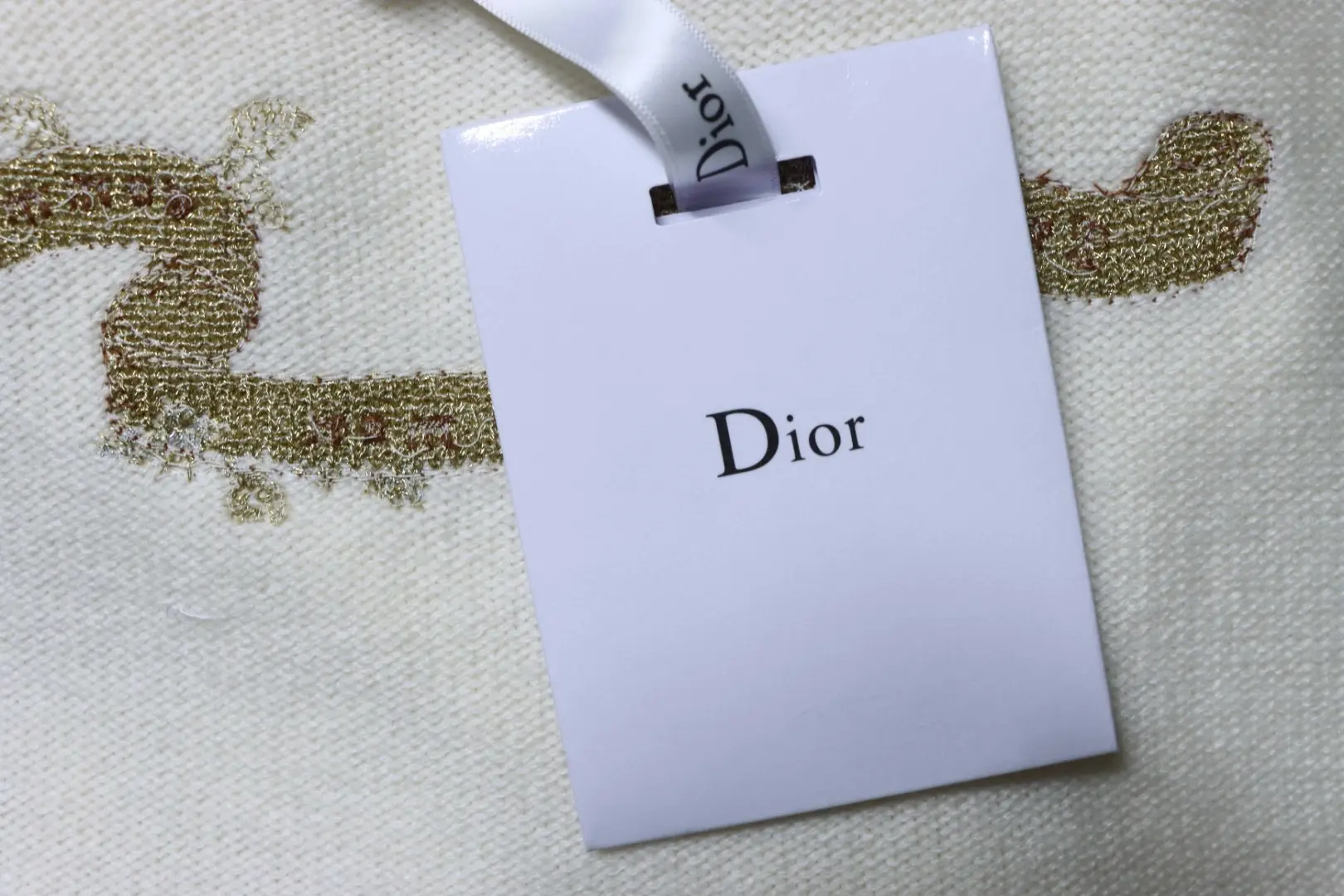 Langärmeliger Kaschmirpullover mit goldener Stickerei eines fünfzackigen Sterns – Bild 10