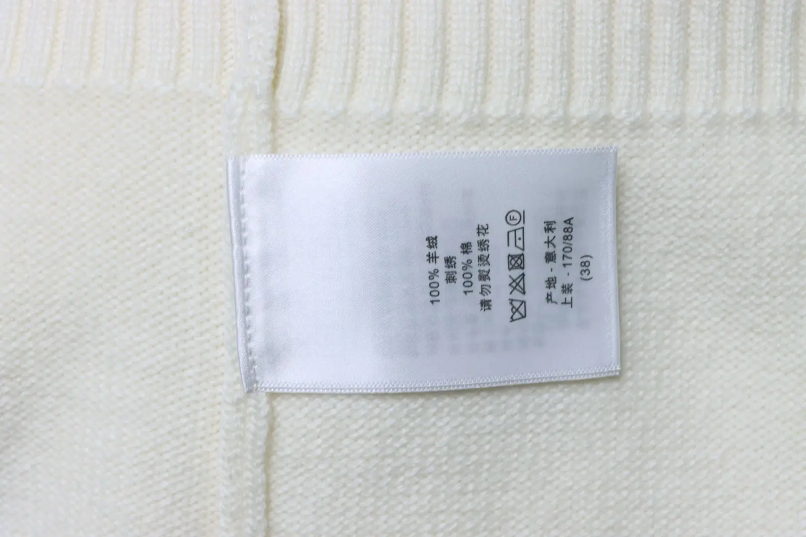 Langärmeliger Kaschmirpullover mit goldener Stickerei eines fünfzackigen Sterns – Bild 8