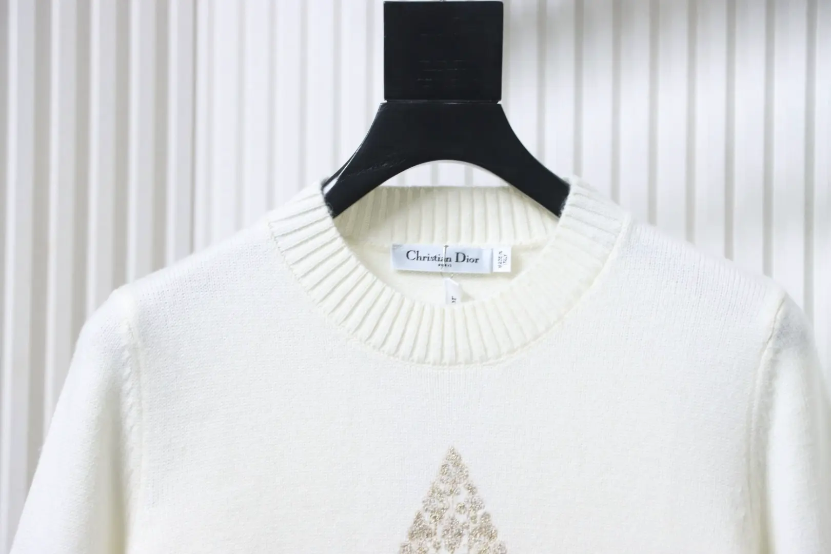 Langärmeliger Kaschmirpullover mit goldener Stickerei eines fünfzackigen Sterns – Bild 3