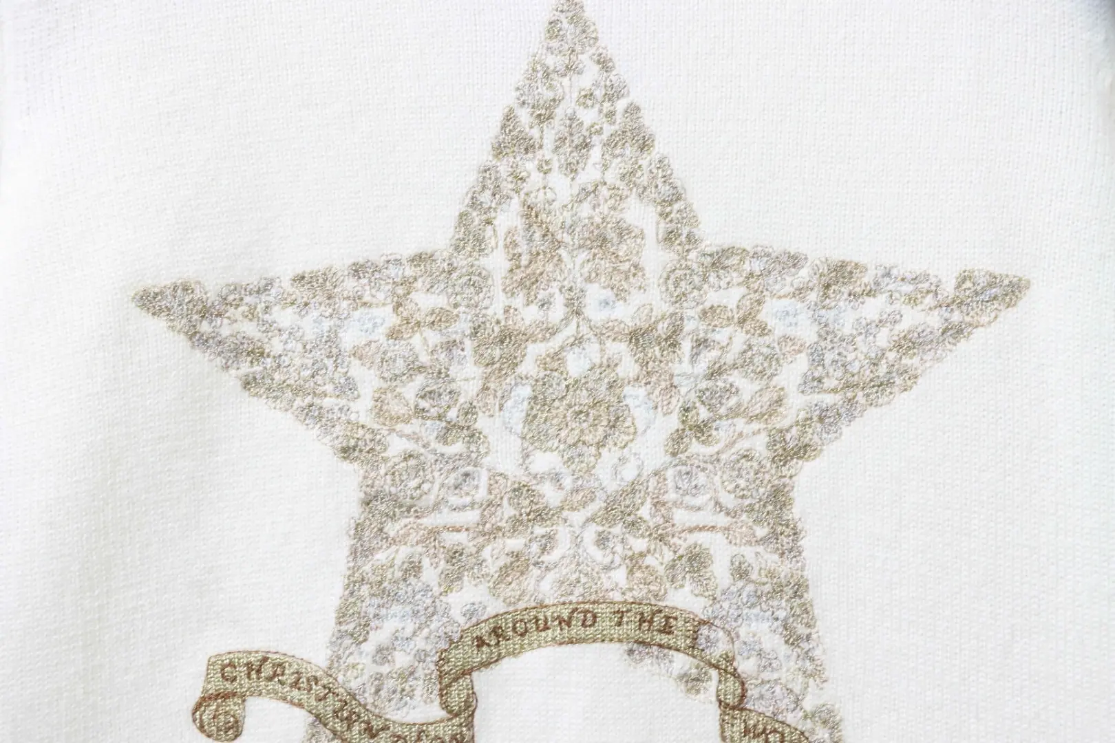 Langärmeliger Kaschmirpullover mit goldener Stickerei eines fünfzackigen Sterns – Bild 5