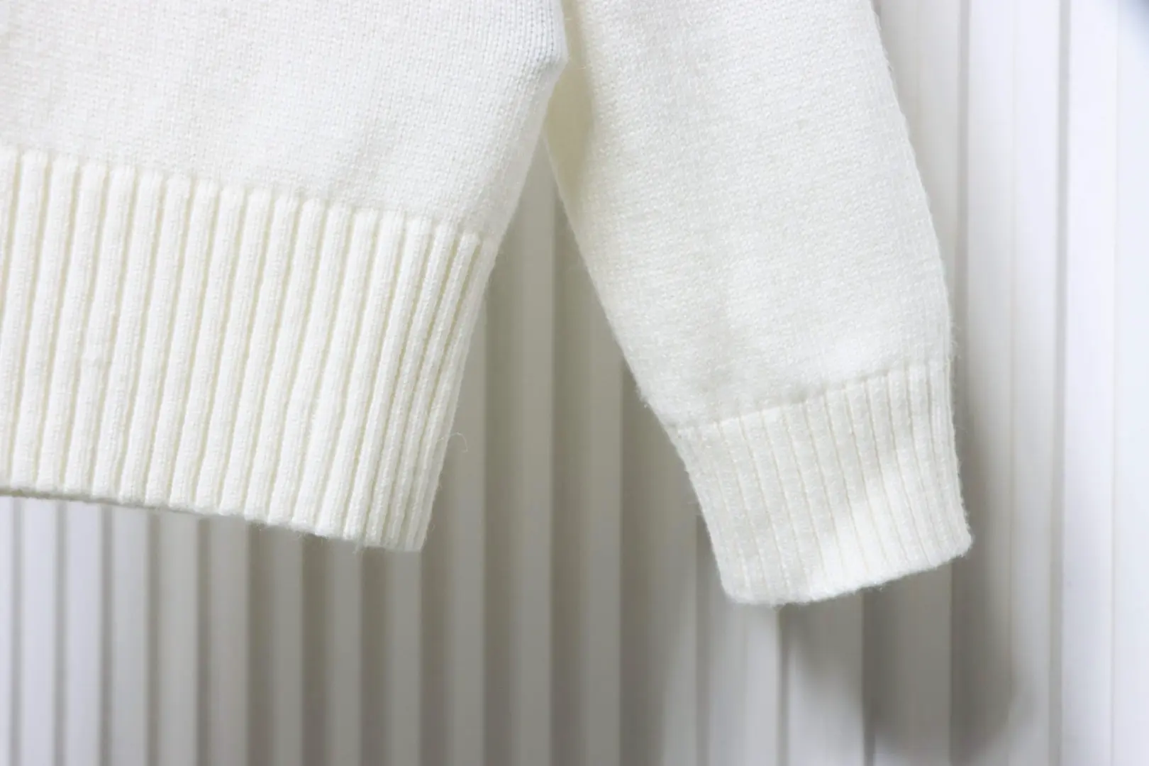 Langärmeliger Kaschmirpullover mit goldener Stickerei eines fünfzackigen Sterns – Bild 6