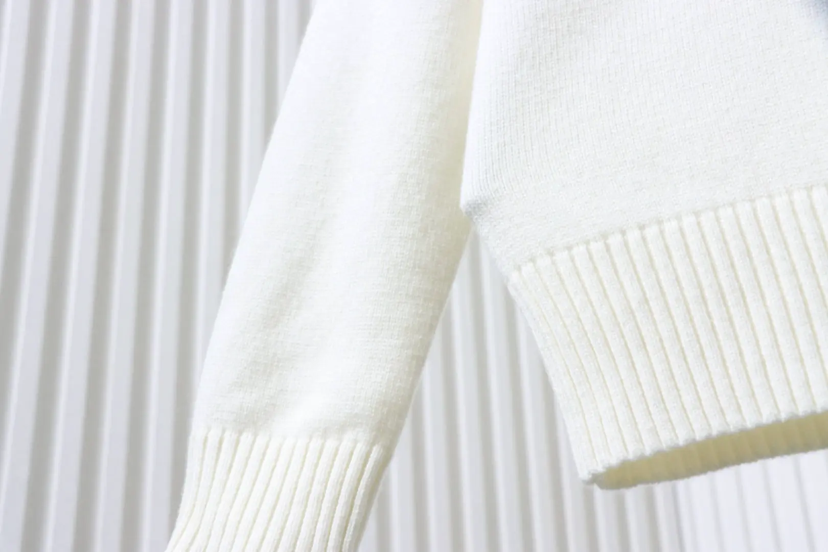 Langärmeliger Kaschmirpullover mit goldener Stickerei eines fünfzackigen Sterns – Bild 7