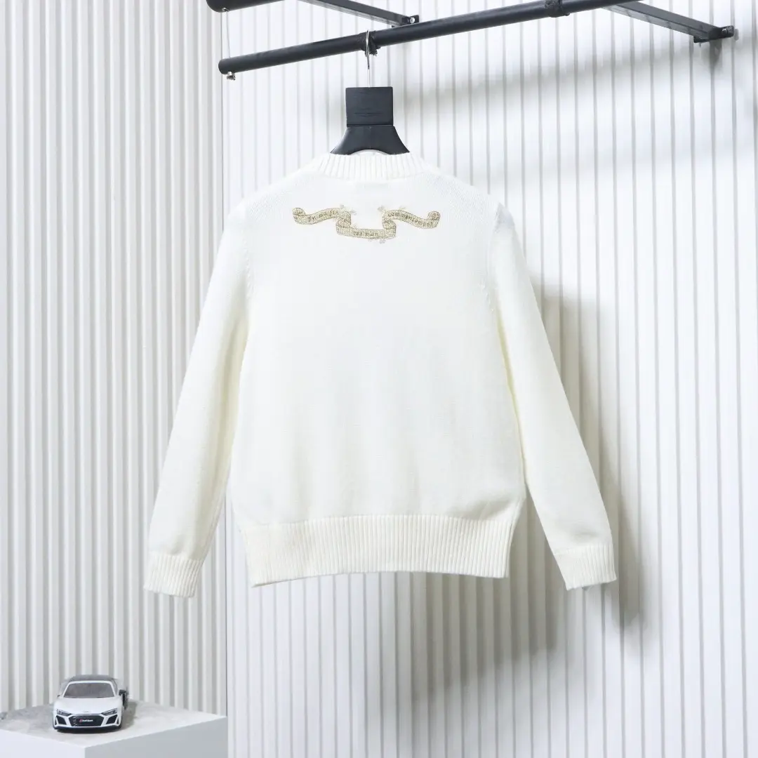 Langärmeliger Kaschmirpullover mit goldener Stickerei eines fünfzackigen Sterns – Bild 2