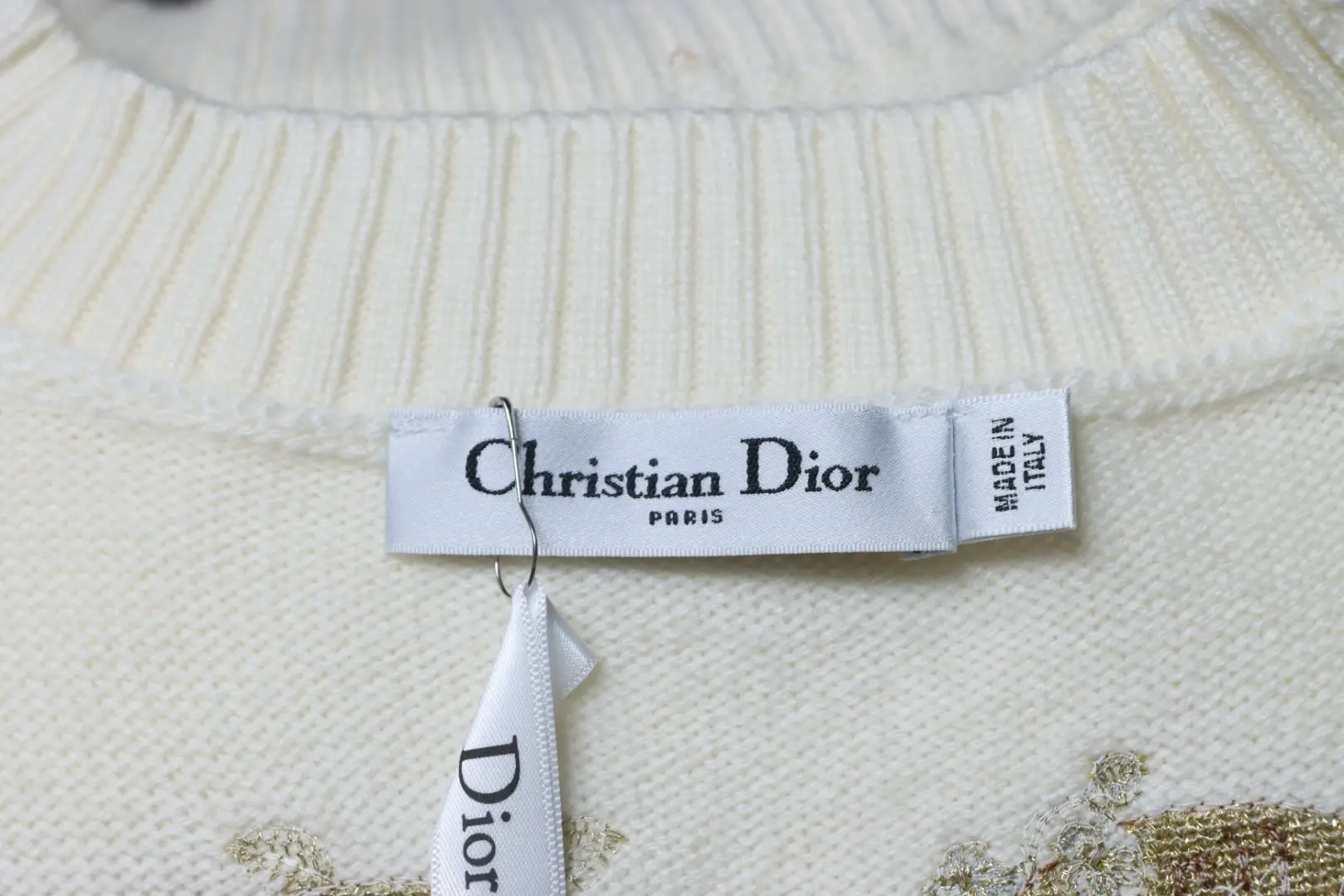 Langärmeliger Kaschmirpullover mit goldener Stickerei eines fünfzackigen Sterns – Bild 9