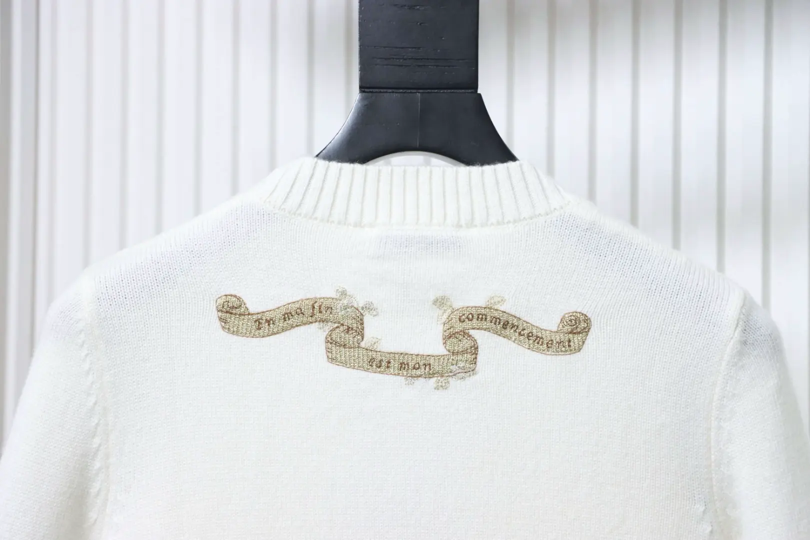 Langärmeliger Kaschmirpullover mit goldener Stickerei eines fünfzackigen Sterns – Bild 4