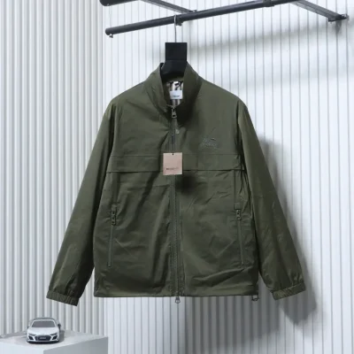 Leichte und funktionelle Reitjacke mit besticktem Kragen