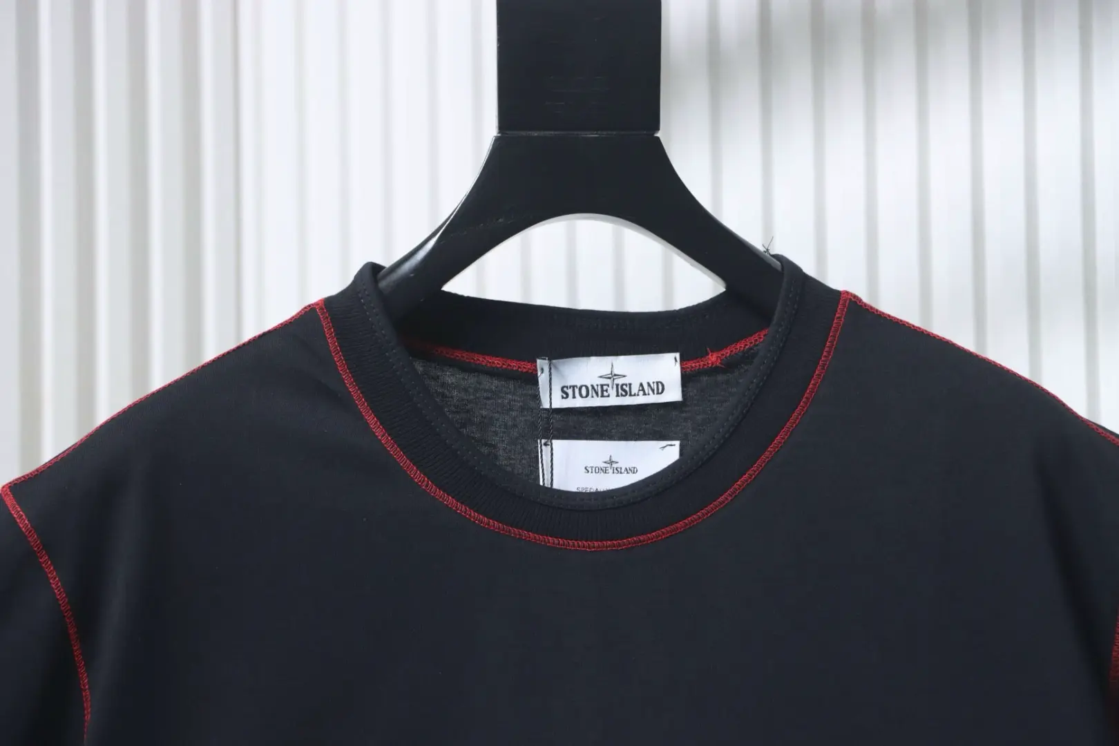 Limited Edition Kurzarm-T-Shirt zum Jahr der Schlange mit gesticktem Logo auf der Brust – Bild 3