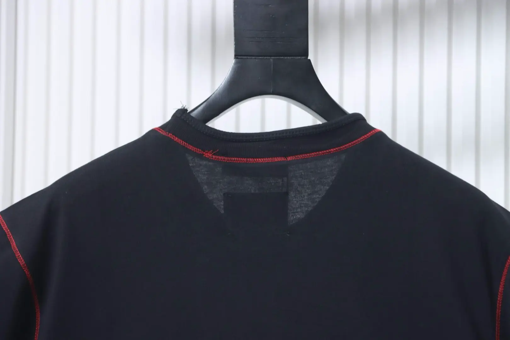 Limited Edition Kurzarm-T-Shirt zum Jahr der Schlange mit gesticktem Logo auf der Brust – Bild 4