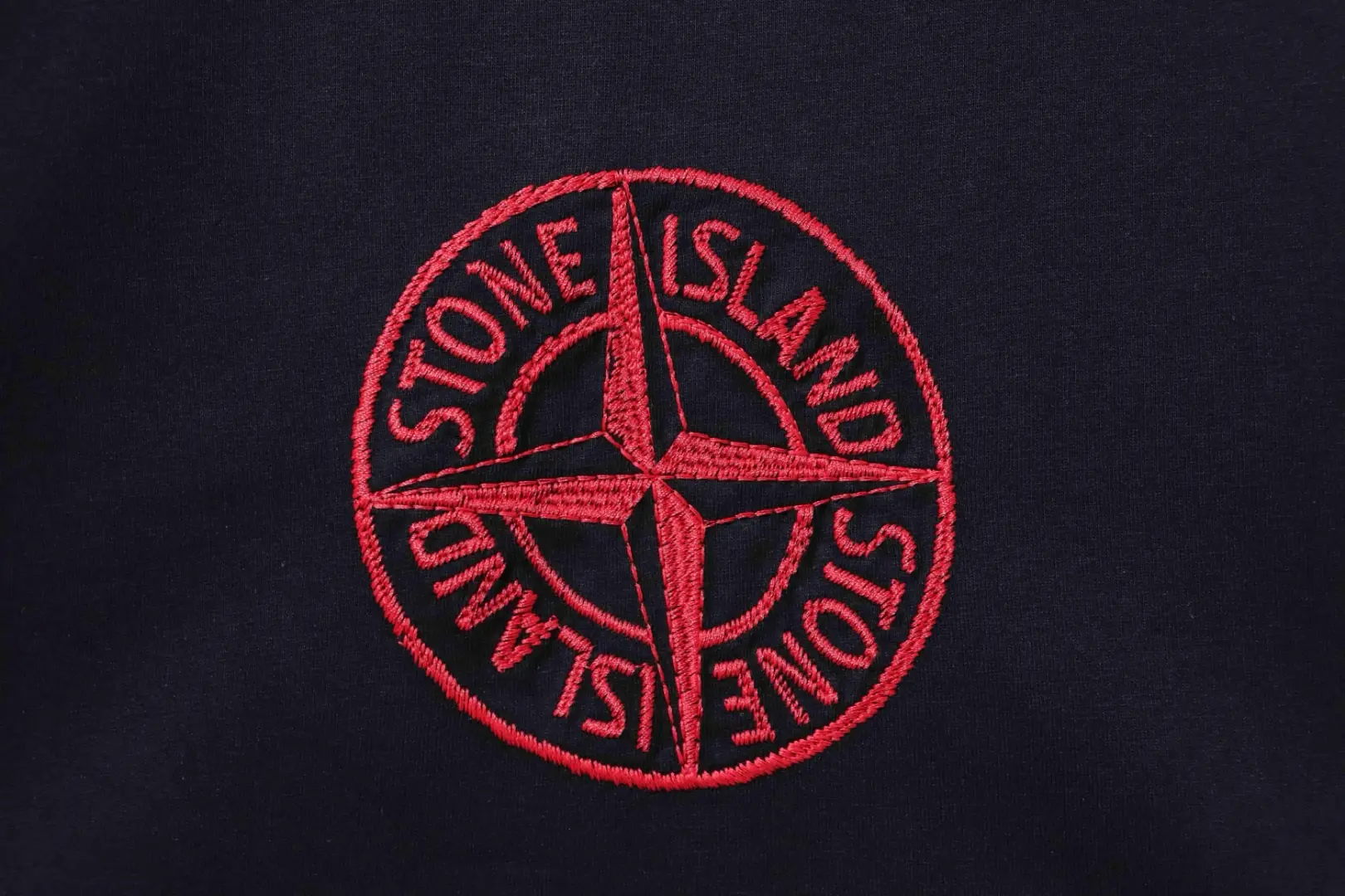 Limited Edition Kurzarm-T-Shirt zum Jahr der Schlange mit gesticktem Logo auf der Brust – Bild 5