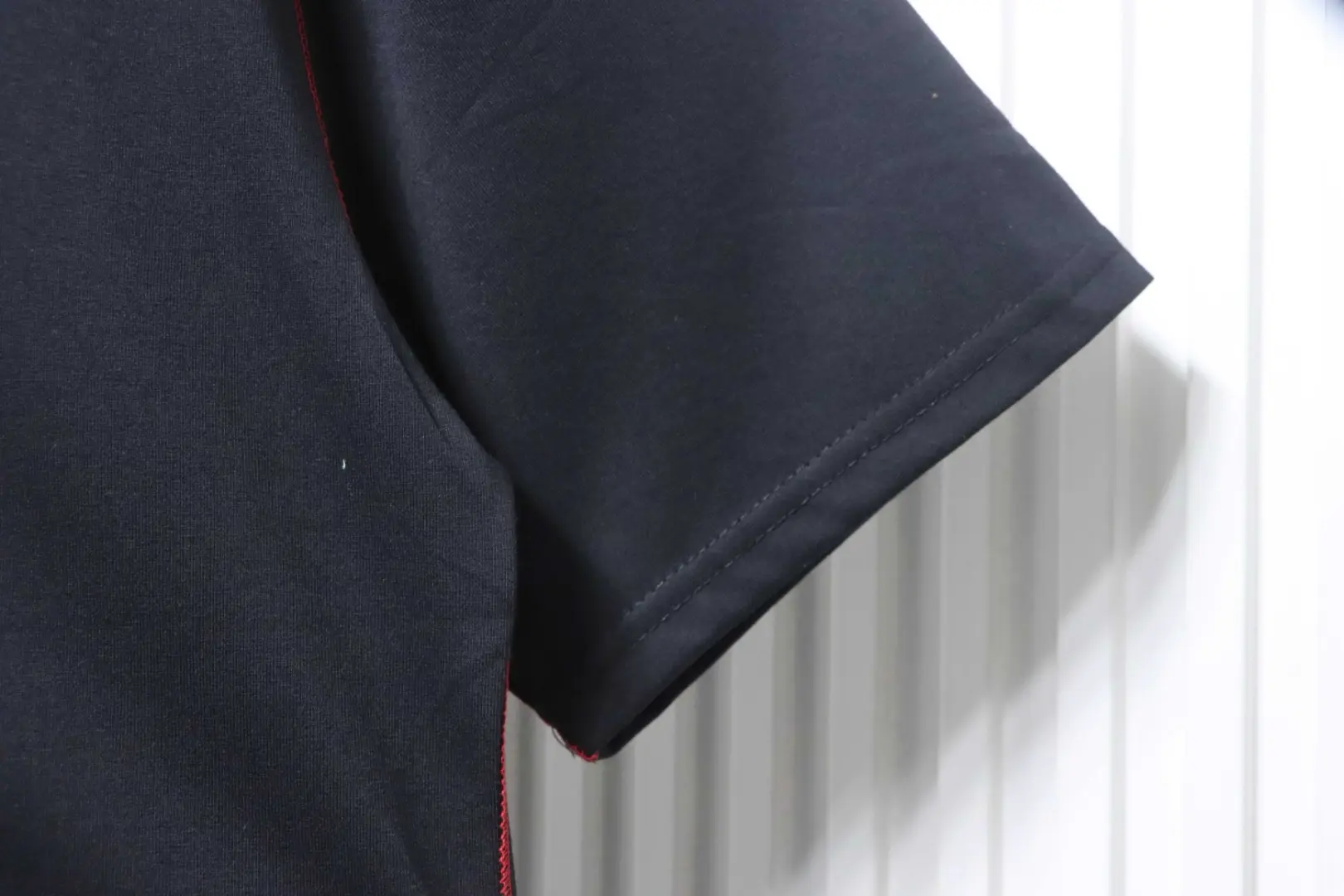 Limited Edition Kurzarm-T-Shirt zum Jahr der Schlange mit gesticktem Logo auf der Brust – Bild 6