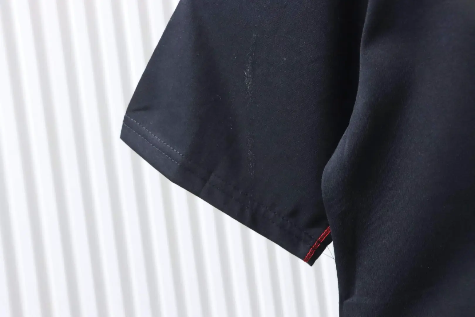 Limited Edition Kurzarm-T-Shirt zum Jahr der Schlange mit gesticktem Logo auf der Brust – Bild 7