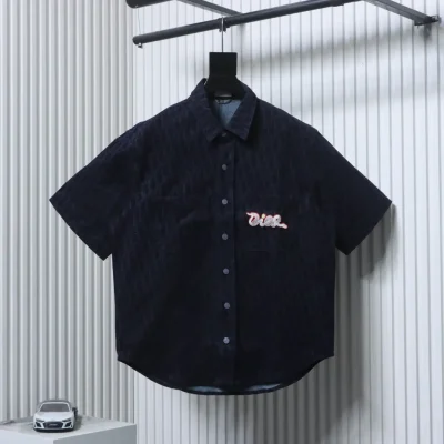 Limitierte Auflage: Jeanshemd und Anzug mit beflocktem Monogramm und Stickerei im Stil des Jahres der Schlange