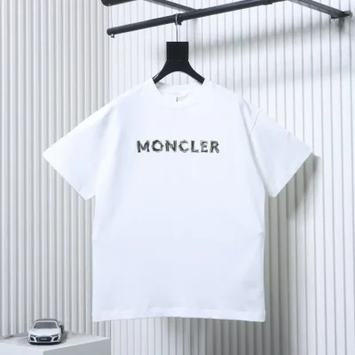 MONCLER Kurzarm-T-Shirt mit überlappendem Buchstaben-Print