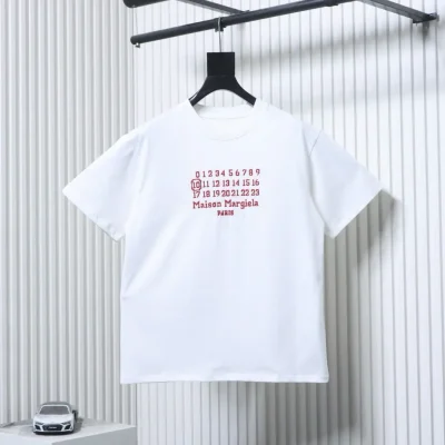Maison Margiela Kurzarm-T-Shirt mit gesticktem Zahlenkalender