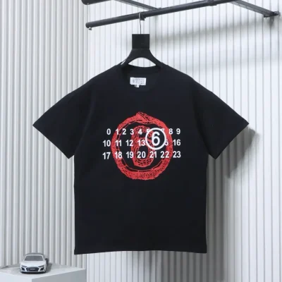 Maison Margiela Kurzarm-T-Shirt mit verzerrtem „Nummer 6“-Print1