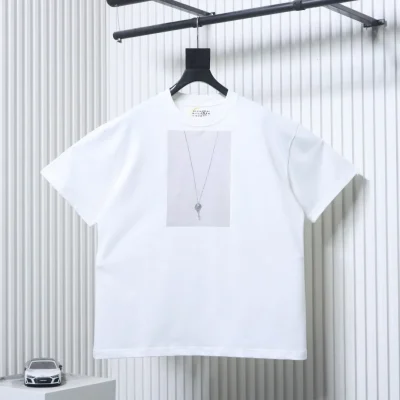 Maison Margiela T-Shirt Vorderansicht mit Halsketten-Print