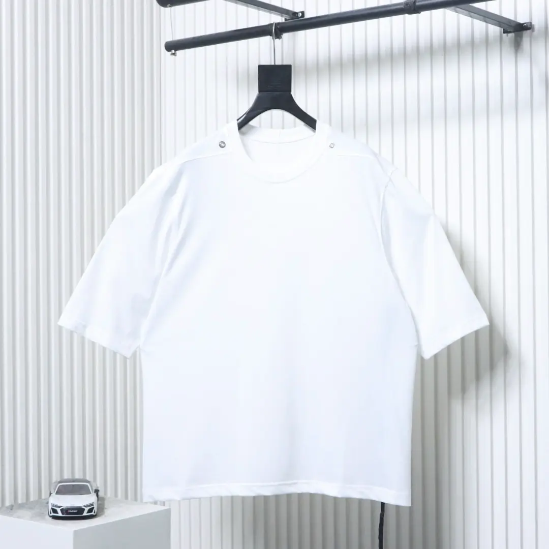 Minimalistisches, einfarbiges Kurzarm-T-Shirt im RO-Stil mit Metallschnalle – Bild 9