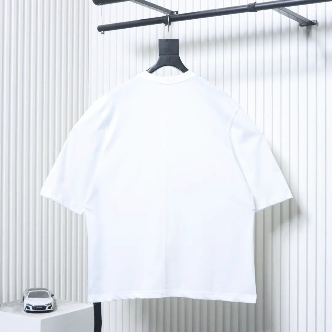 Minimalistisches, einfarbiges Kurzarm-T-Shirt im RO-Stil mit Metallschnalle – Bild 10