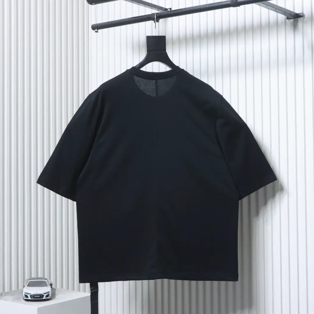 Minimalistisches, einfarbiges Kurzarm-T-Shirt im RO-Stil mit Metallschnalle – Bild 2