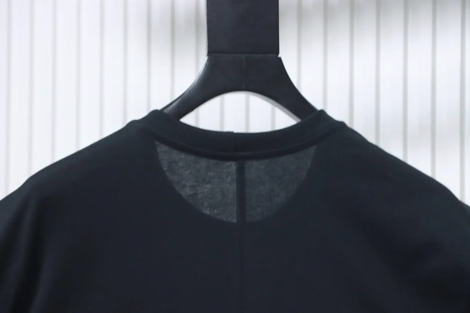 Minimalistisches, einfarbiges Kurzarm-T-Shirt im RO-Stil mit Metallschnalle – Bild 4