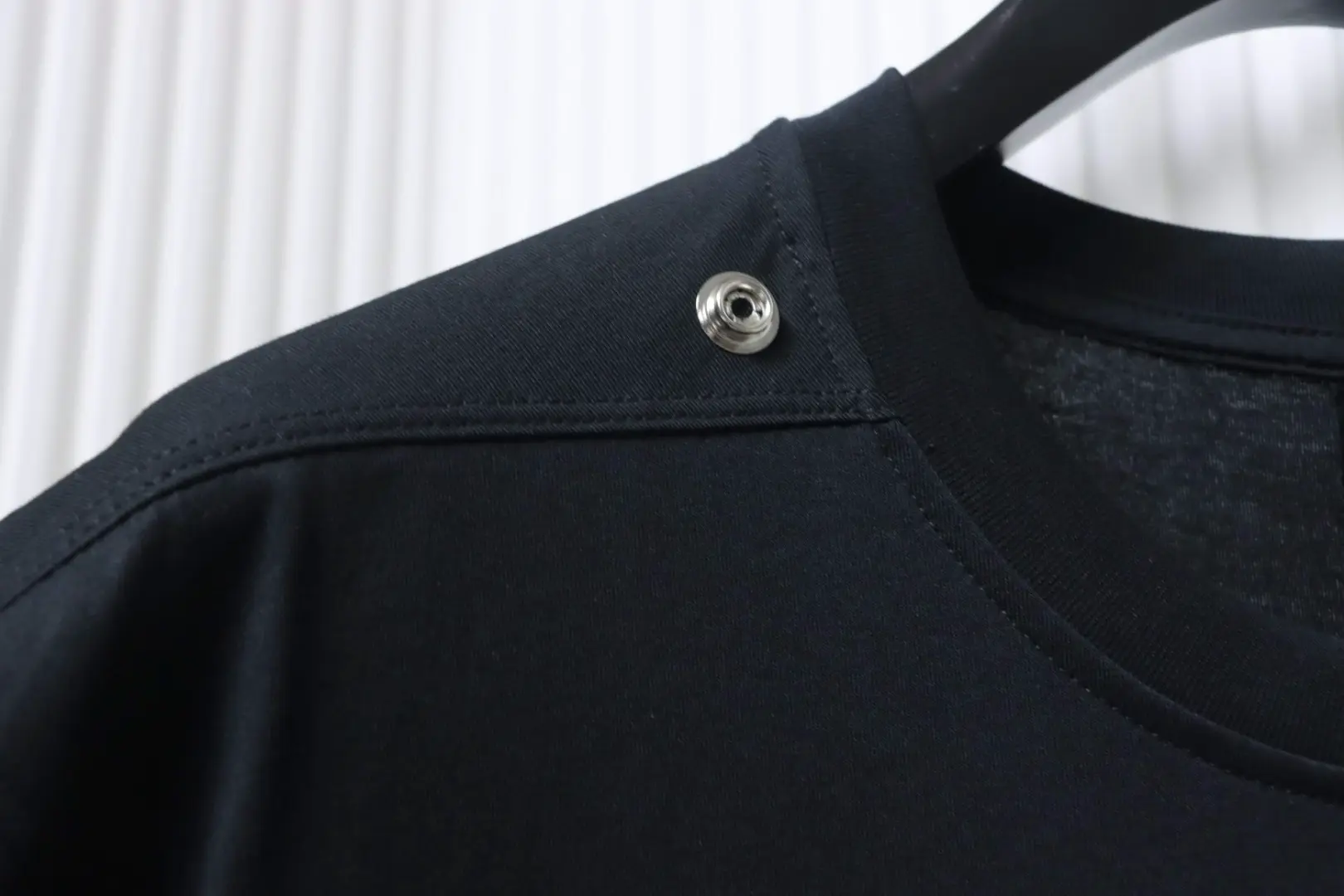 Minimalistisches, einfarbiges Kurzarm-T-Shirt im RO-Stil mit Metallschnalle – Bild 5