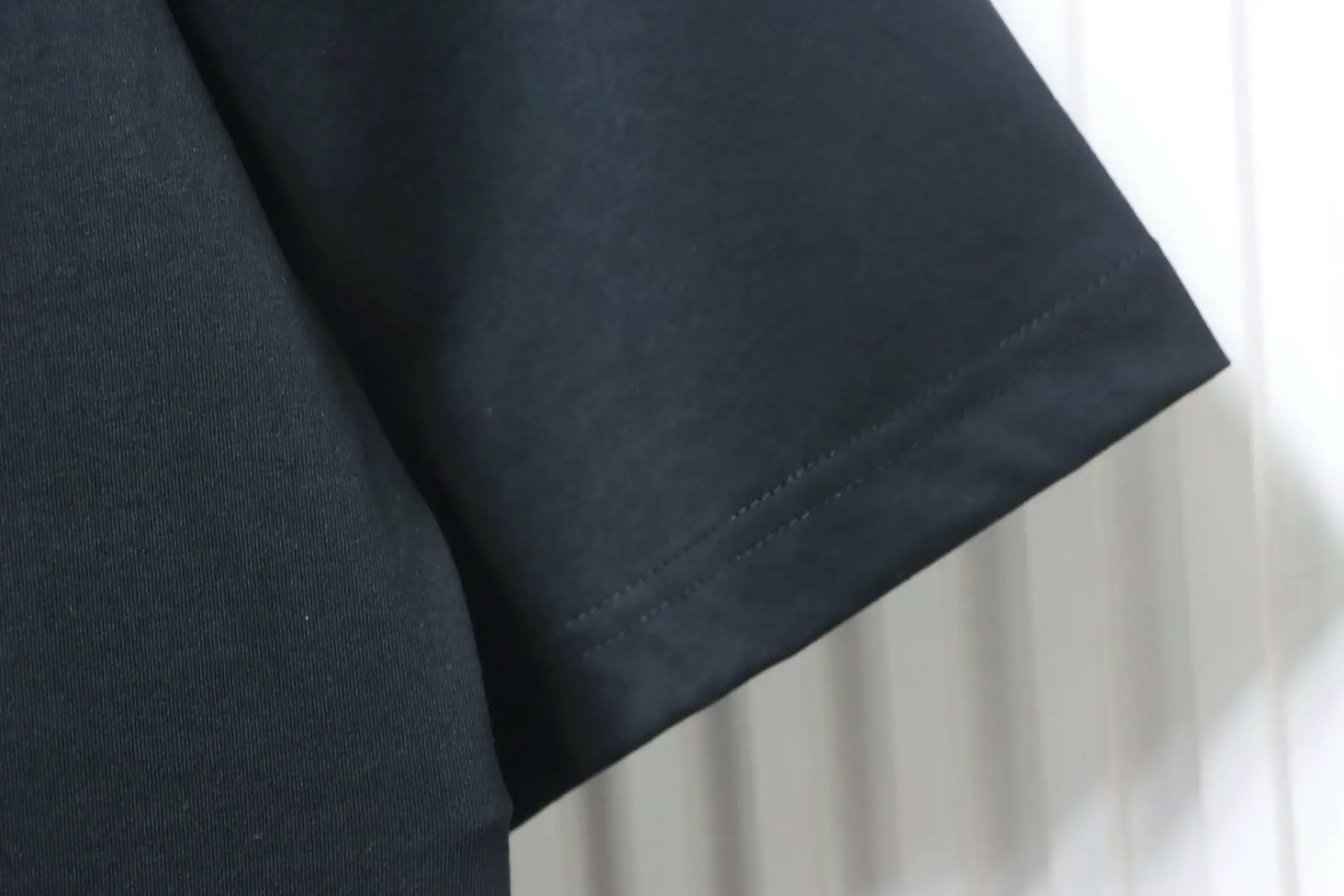 Minimalistisches, einfarbiges Kurzarm-T-Shirt im RO-Stil mit Metallschnalle – Bild 6