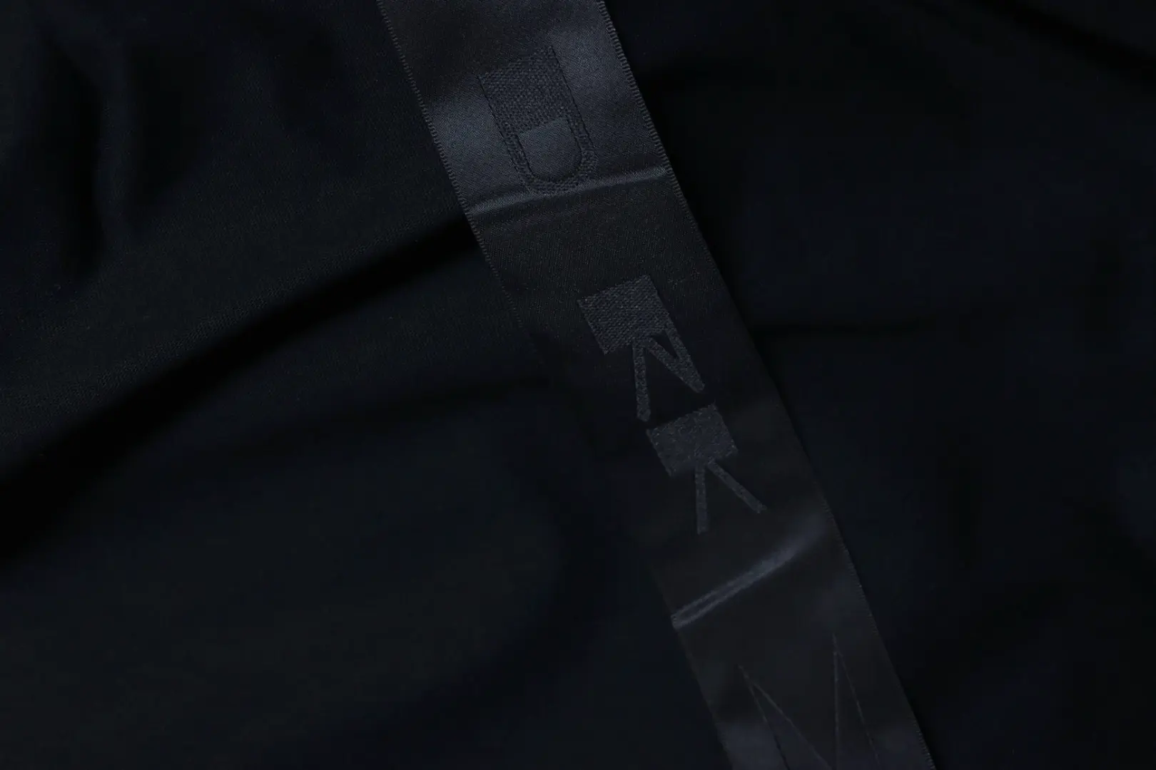 Minimalistisches, einfarbiges Kurzarm-T-Shirt im RO-Stil mit Metallschnalle – Bild 8