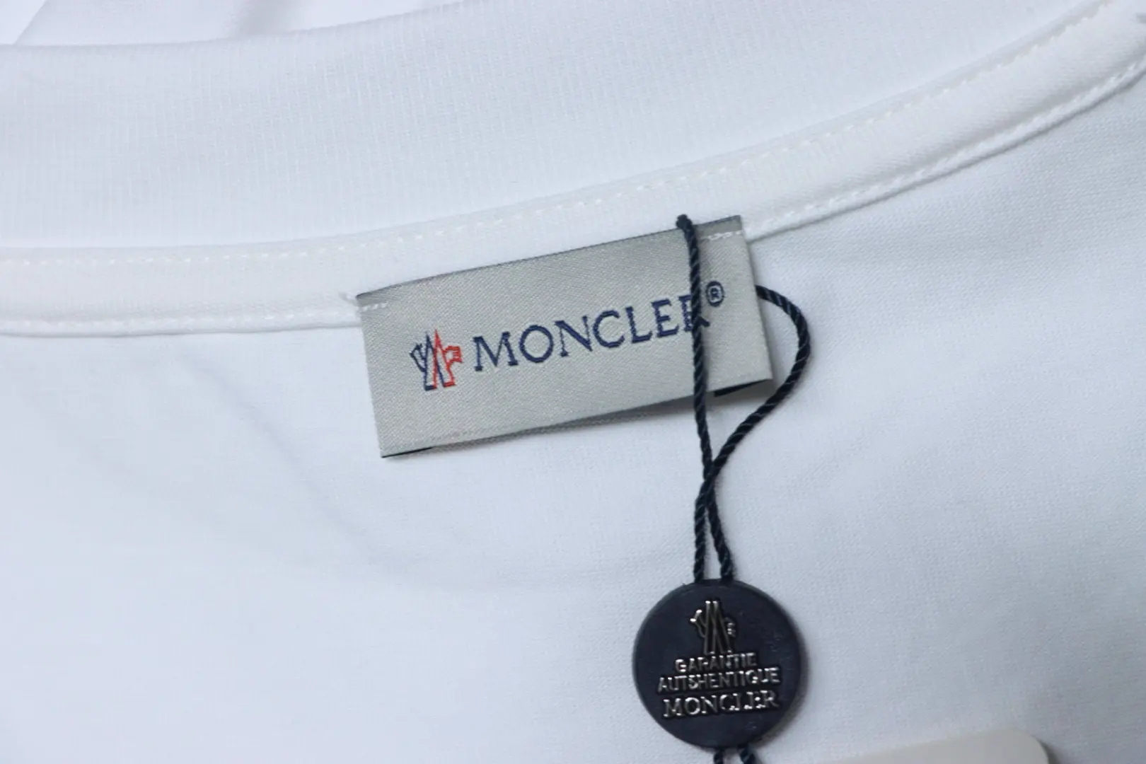 Moncler Kurzarm-T-Shirt mit buntem Splatter-Logo – Bild 11