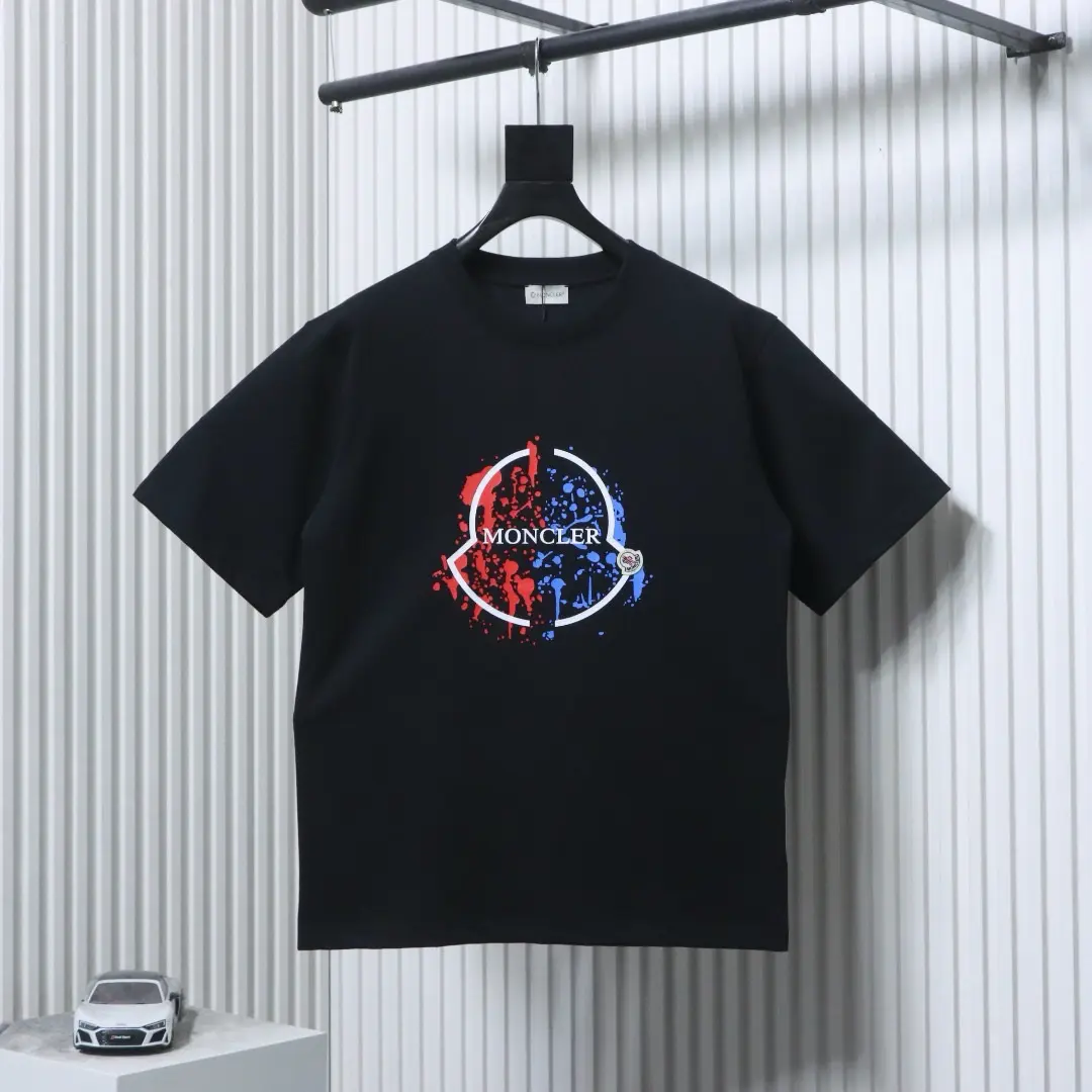 Moncler Kurzarm-T-Shirt mit buntem Splatter-Logo