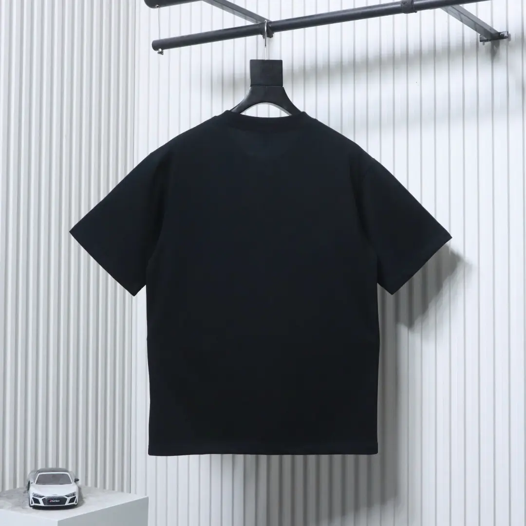 Moncler Kurzarm-T-Shirt mit buntem Splatter-Logo – Bild 2