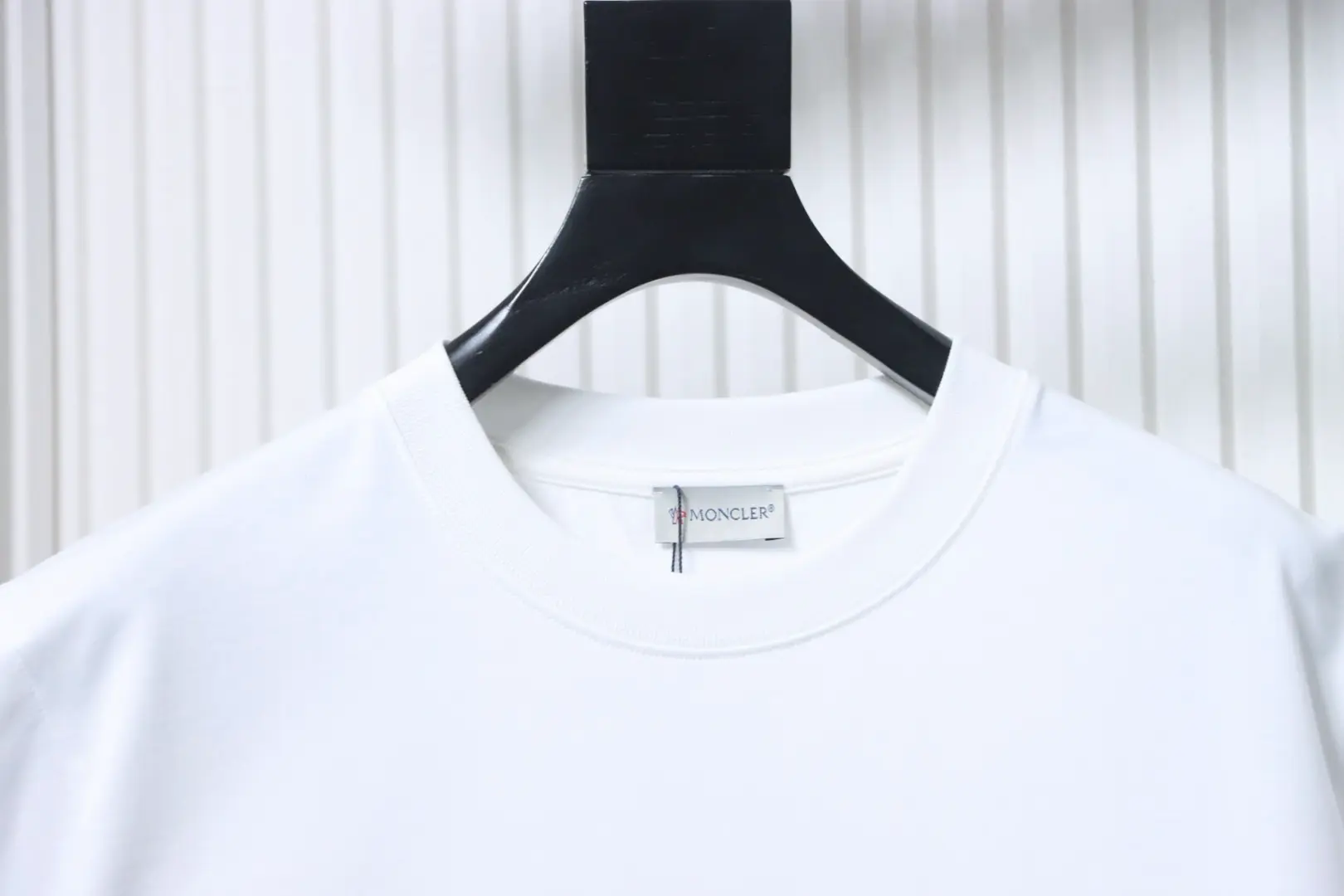 Moncler Kurzarm-T-Shirt mit buntem Splatter-Logo – Bild 5