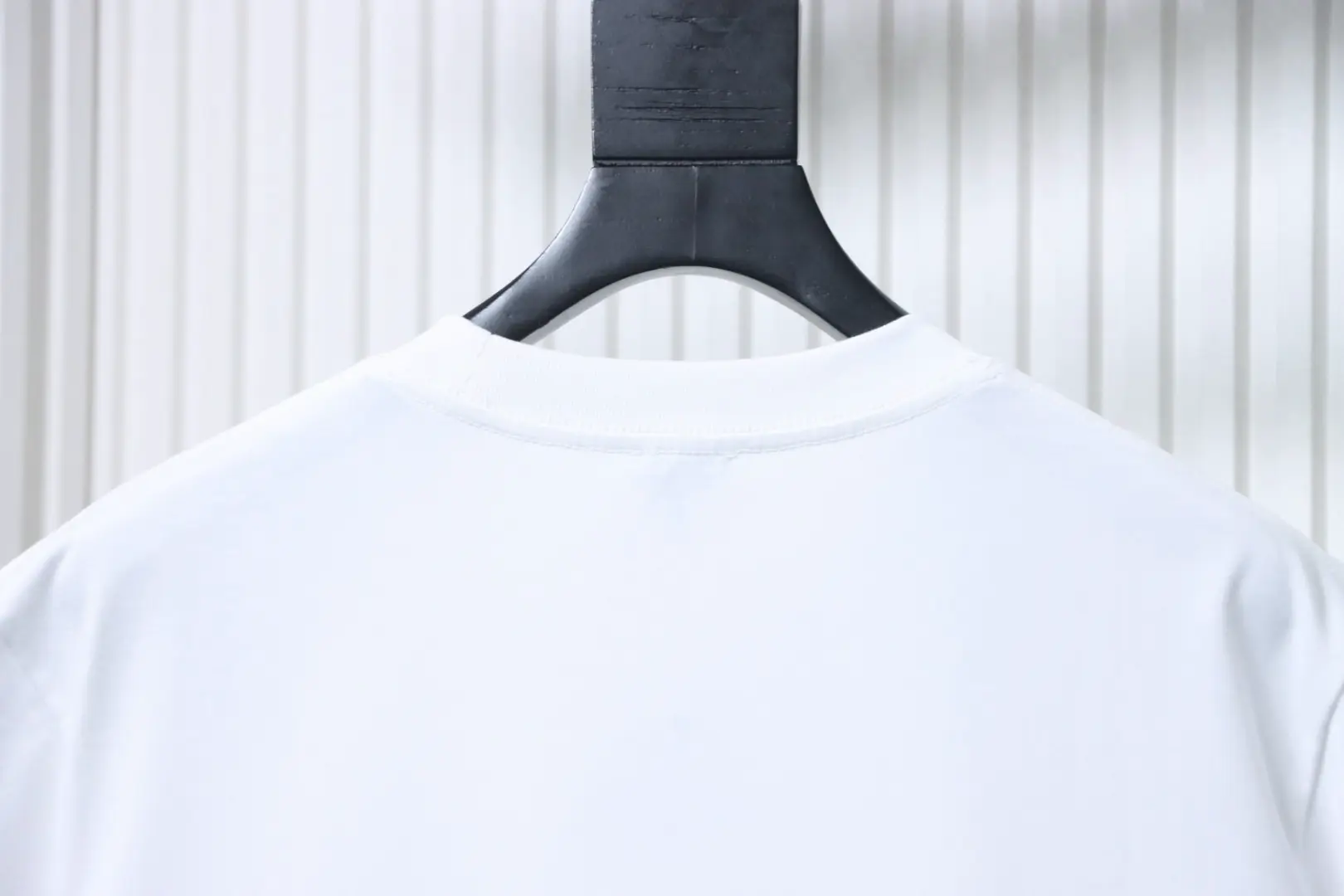 Moncler Kurzarm-T-Shirt mit buntem Splatter-Logo – Bild 6