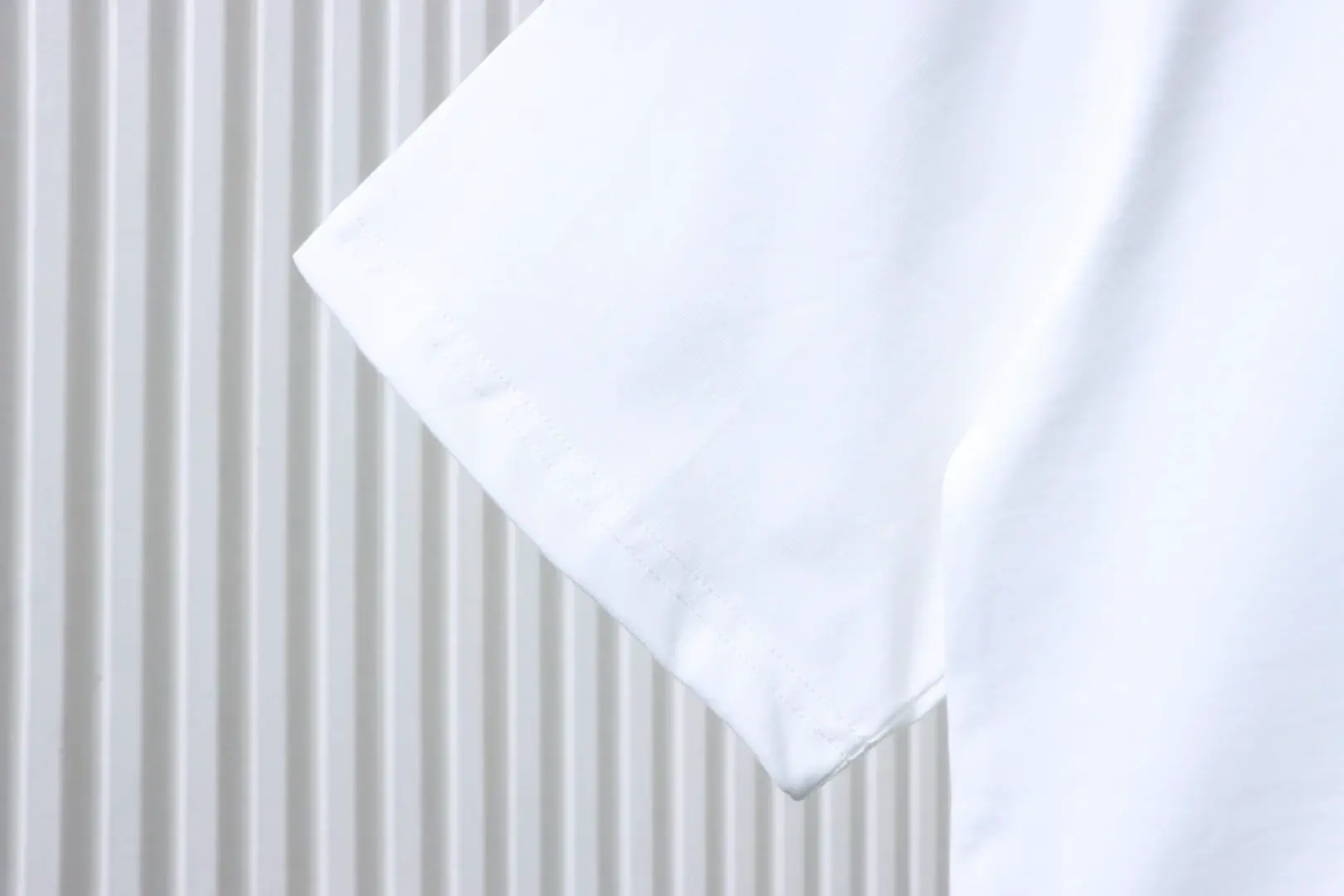 Moncler Kurzarm-T-Shirt mit buntem Splatter-Logo – Bild 8