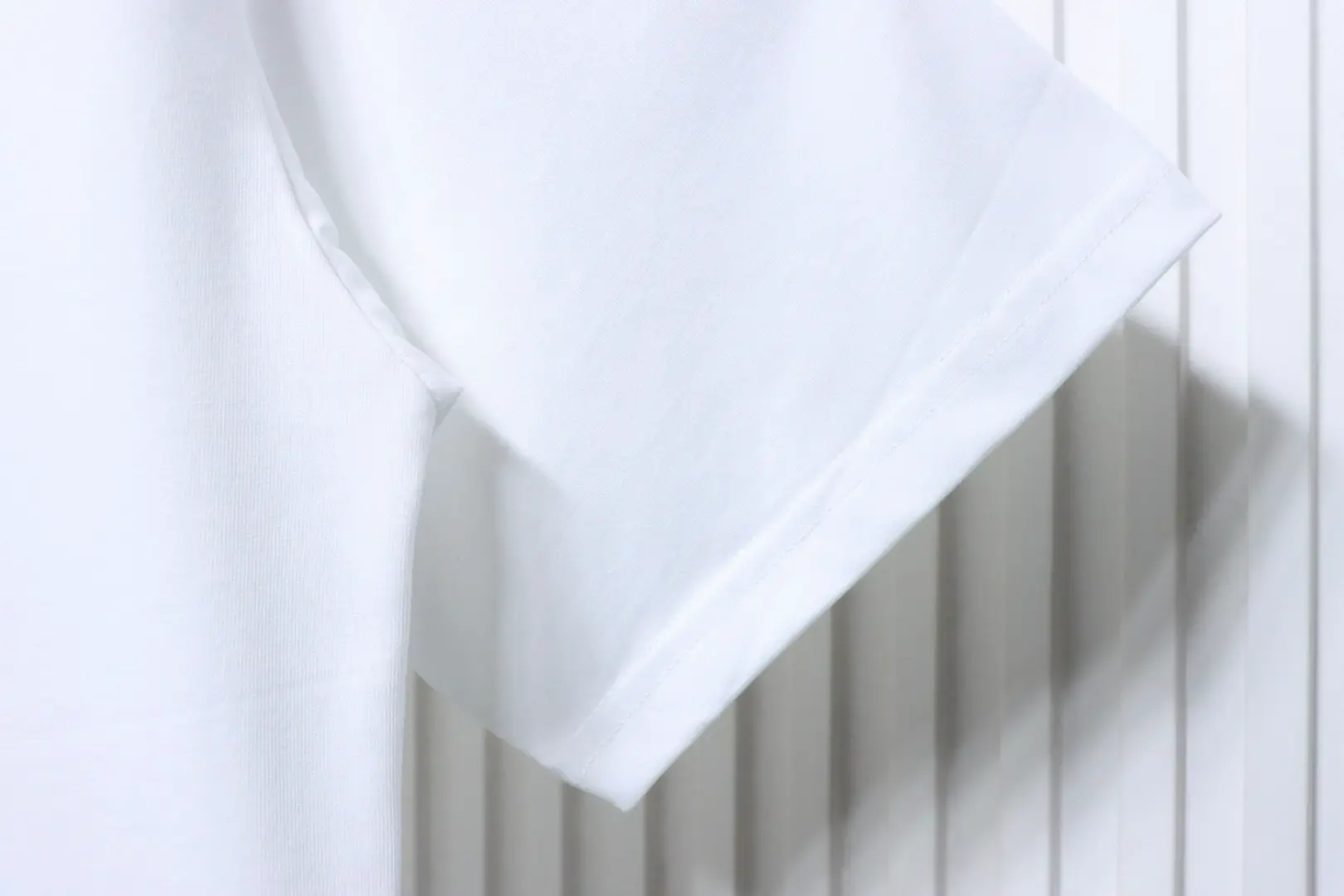 Moncler Kurzarm-T-Shirt mit buntem Splatter-Logo – Bild 9