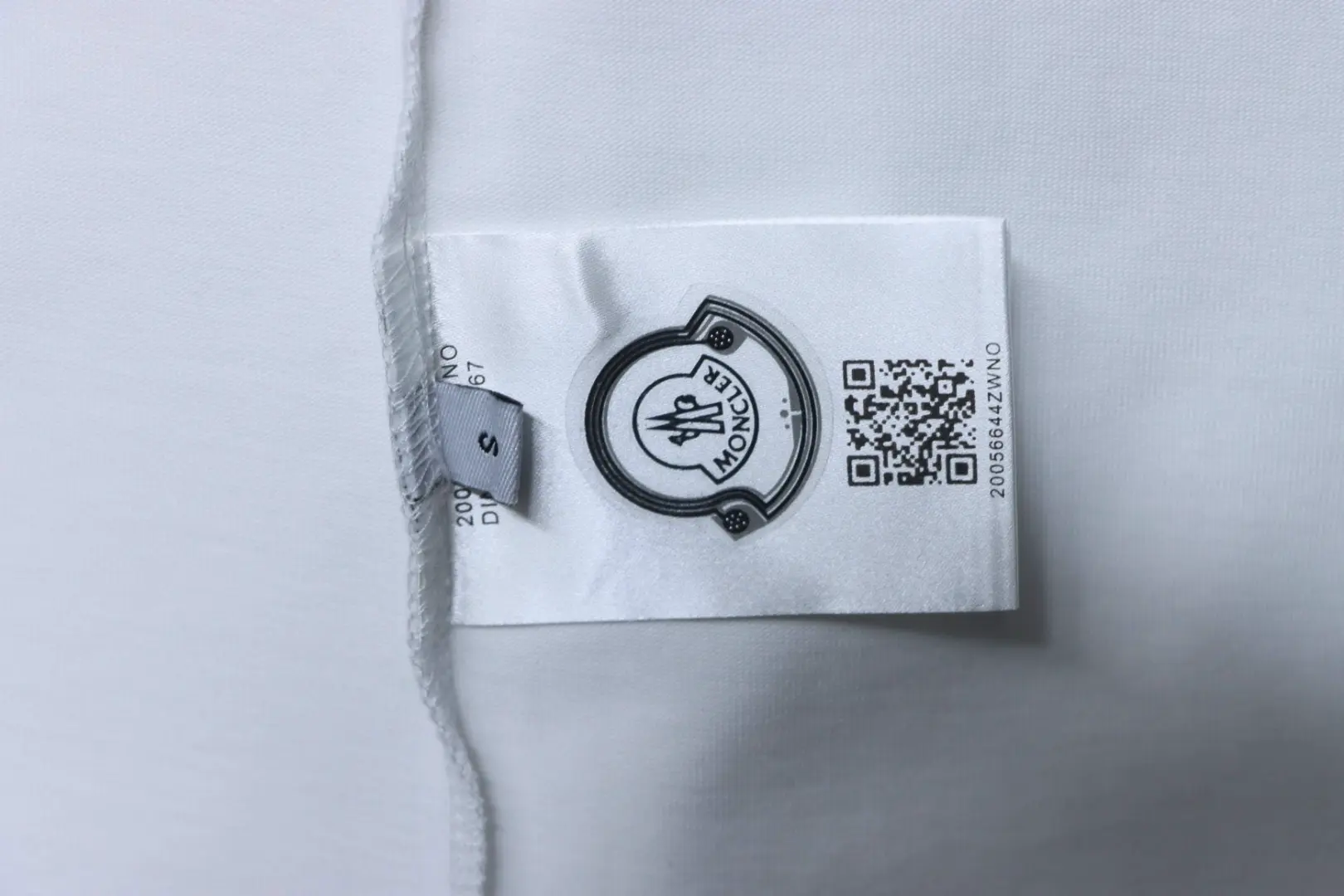 Moncler Kurzarm-T-Shirt mit buntem Splatter-Logo – Bild 10