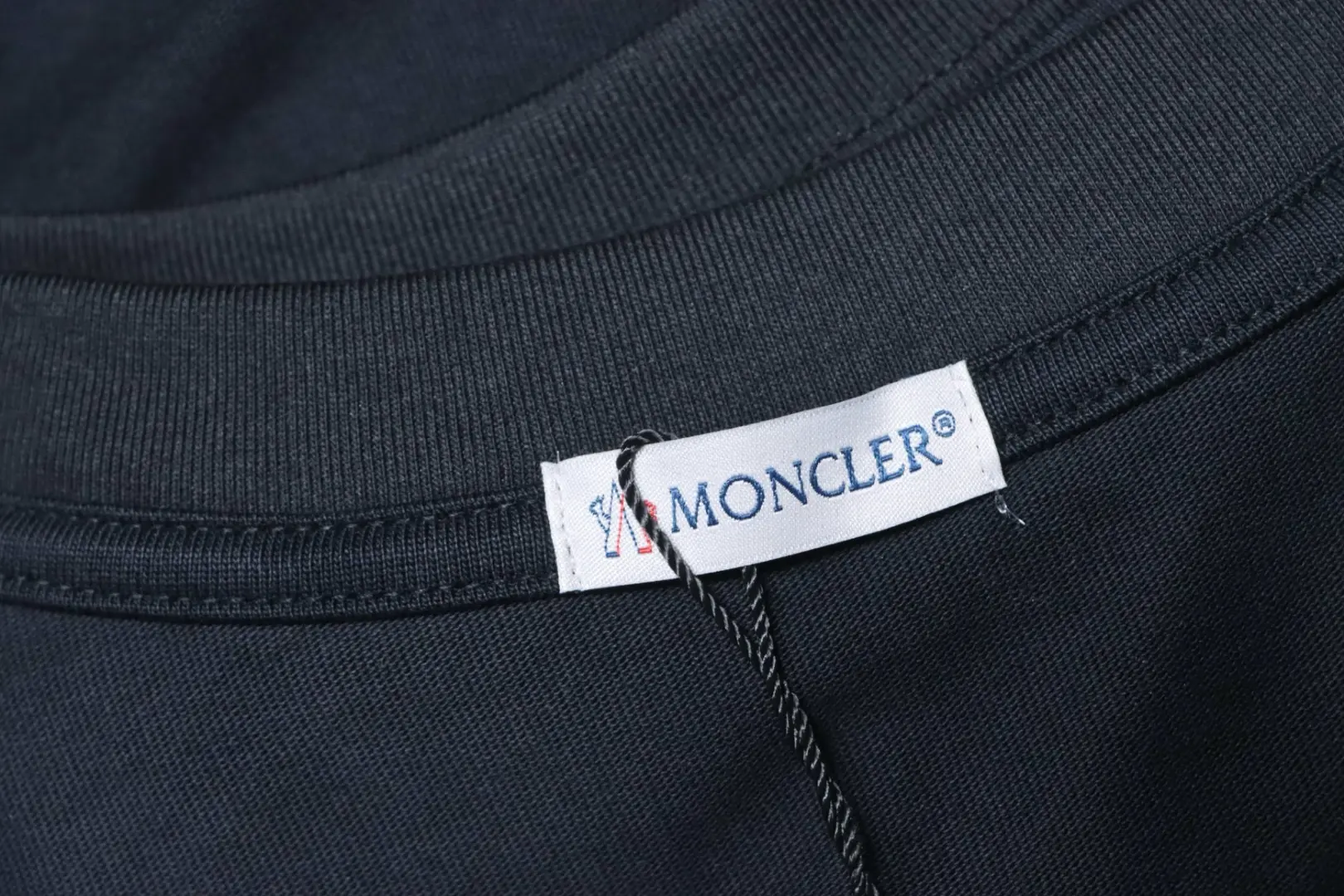 Moncler Kurzarm-T-Shirt mit gesticktem Brustlogo – Bild 11
